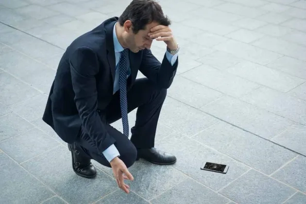 Casse d'un smartphone sur un chantier Casse d'un smartphone sur un chantierv
