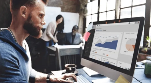 Simplification de la gestion des postes de travail Jeune homme sur pc
